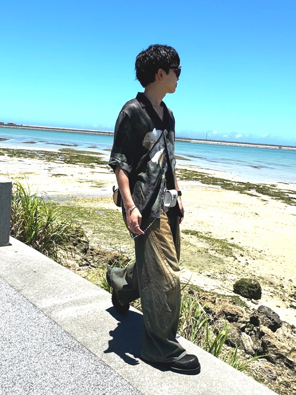 グリーン系のシャツ/ブラウス、その他のデニムパンツ、ブラック系のシューズを着用したメンズの夏コーディネートの2枚目の写真