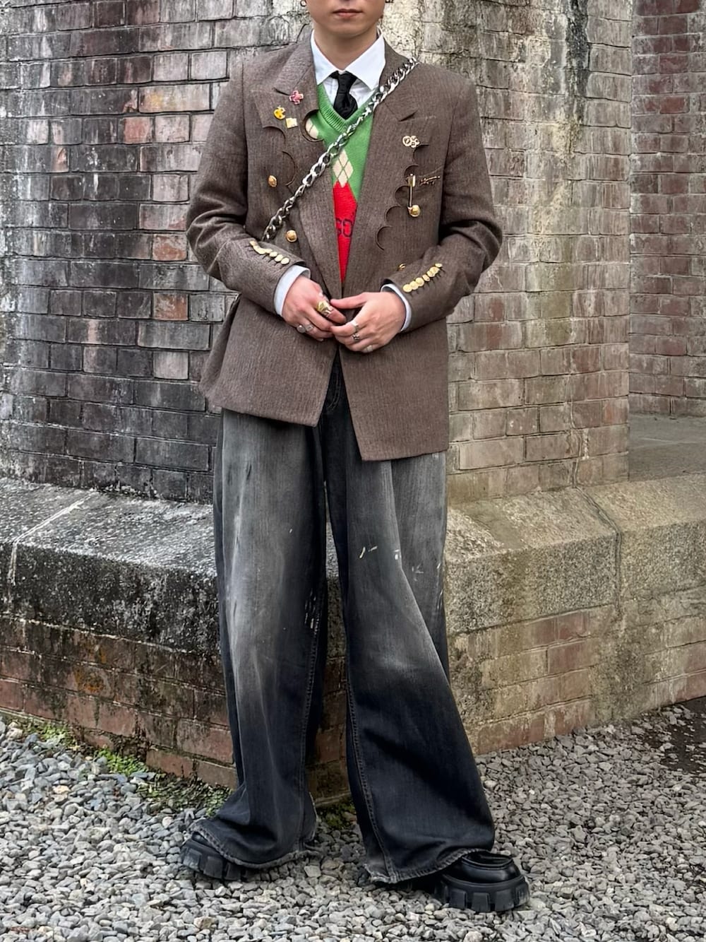 ホワイト系のシャツ/ブラウス、ブラウン系のテーラードジャケット、ブラック系のデニムパンツを着用したメンズの春コーディネートの2枚目の写真