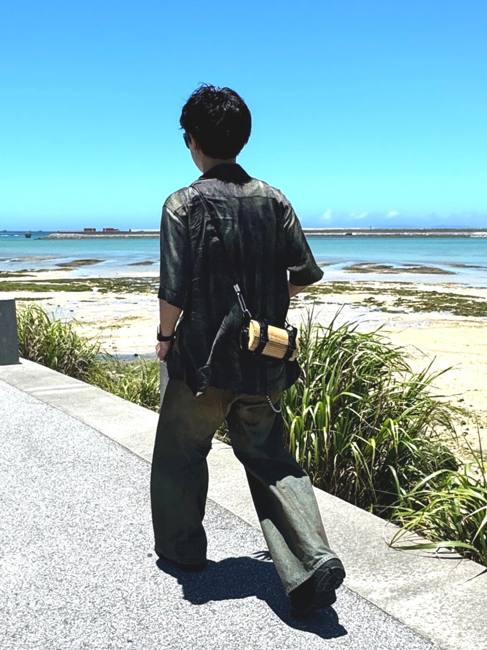 グリーン系のシャツ/ブラウス、その他のデニムパンツ、ブラック系のシューズを着用したメンズの夏コーディネートの4枚目の写真