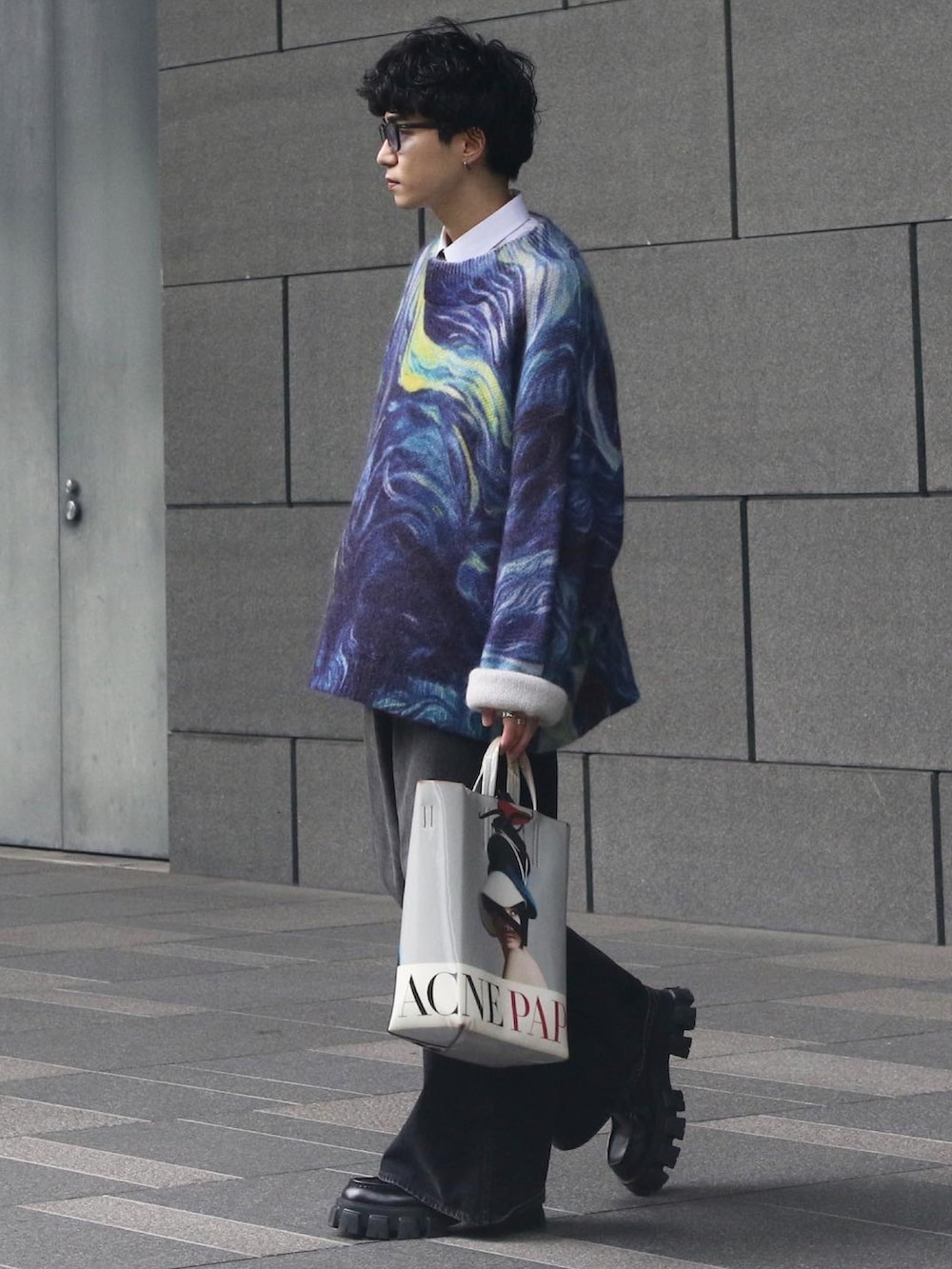 ブルー系のニット/セーター、ホワイト系のバッグ、ブラック系のローファーを着用したメンズの春コーディネートの2枚目の写真