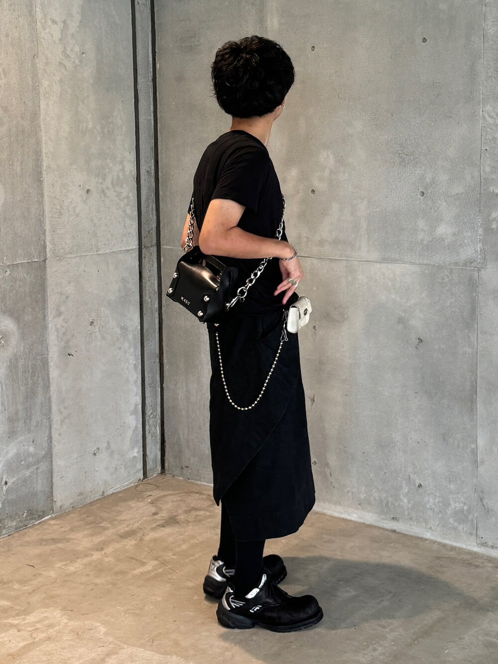 ブラック系のTシャツ/カットソー、ブラック系のショルダーバッグ、ブラック系のパンツを着用したメンズの夏コーディネートの3枚目の写真