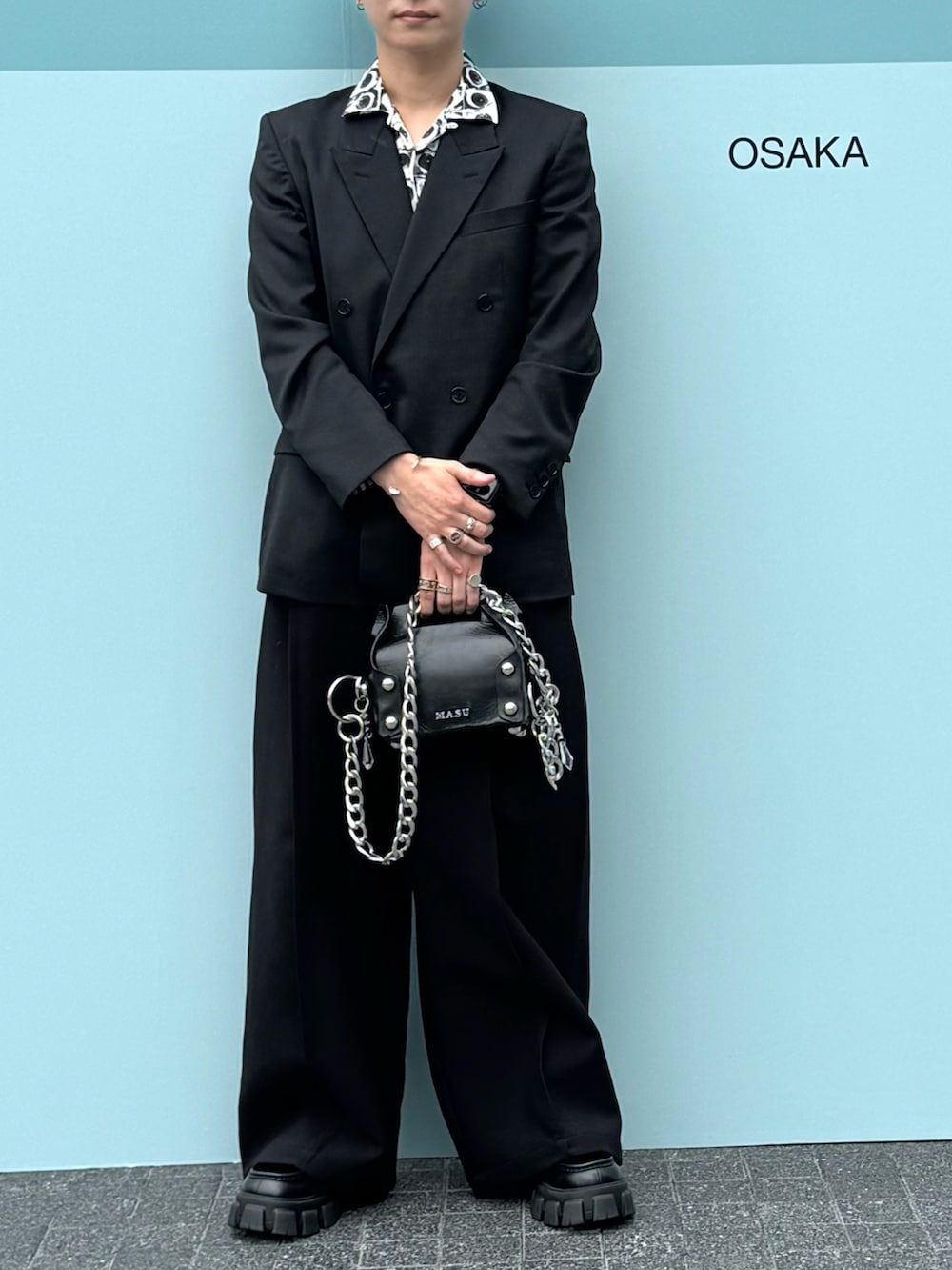 「柄シャツ、レイヤードスタイル、ワイドパンツ、厚底シューズ、ローファー、モード、テーラードジャケット、ショルダーバッグ、サングラス、メガネ男子、シンプル、大人コーデ、オールブラック、セットアップ、ブラック」｜「Fax Copy Expressのアイテム（スラックス、ブラック系）」を使った、kskさん（メンズ・170cm）の夏コーディネートの3枚目の写真