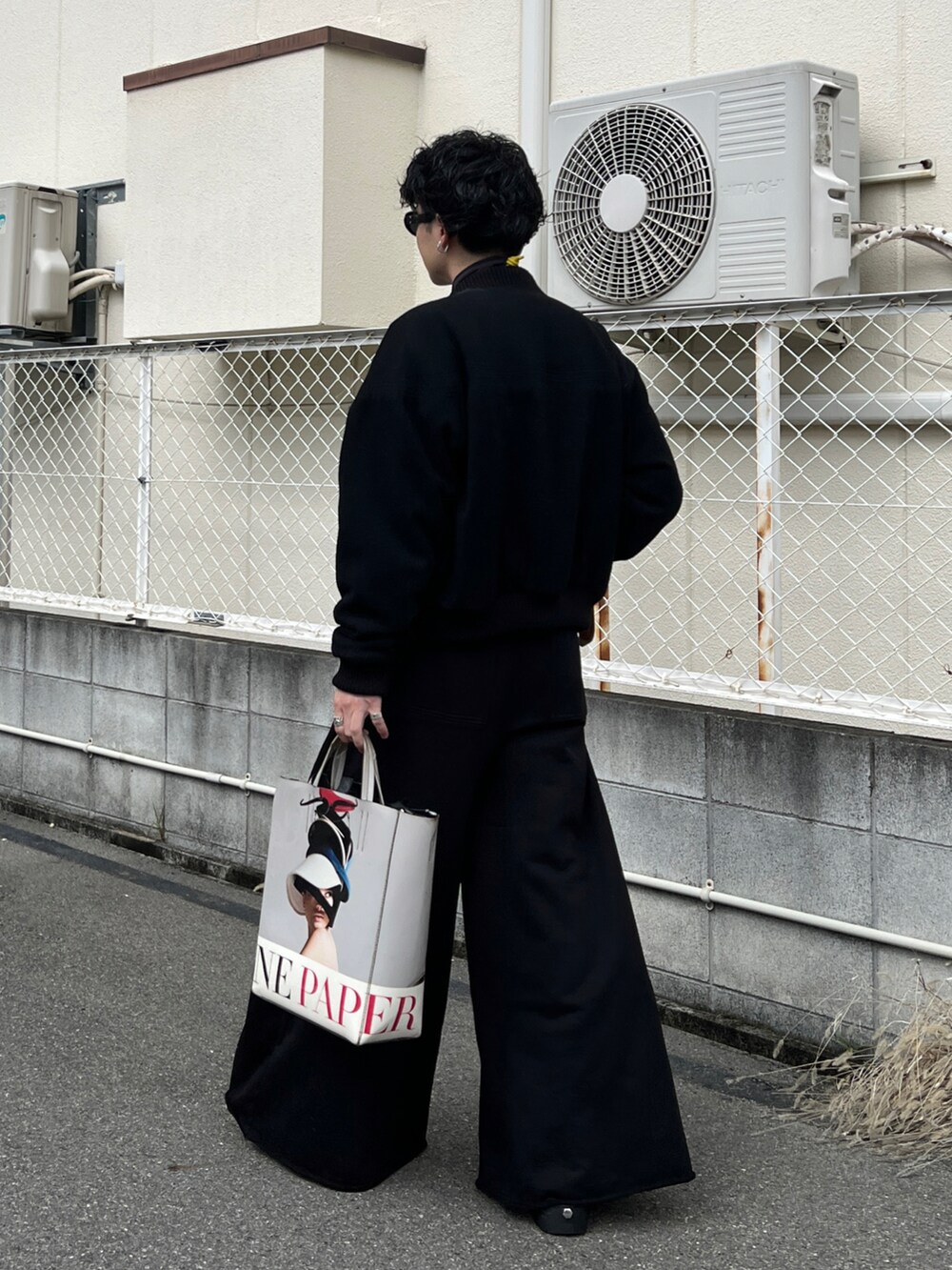 ブラック系のブルゾン、ブラック系のジャージ、ブラック系のスウェットパンツを着用したメンズの春コーディネートの5枚目の写真