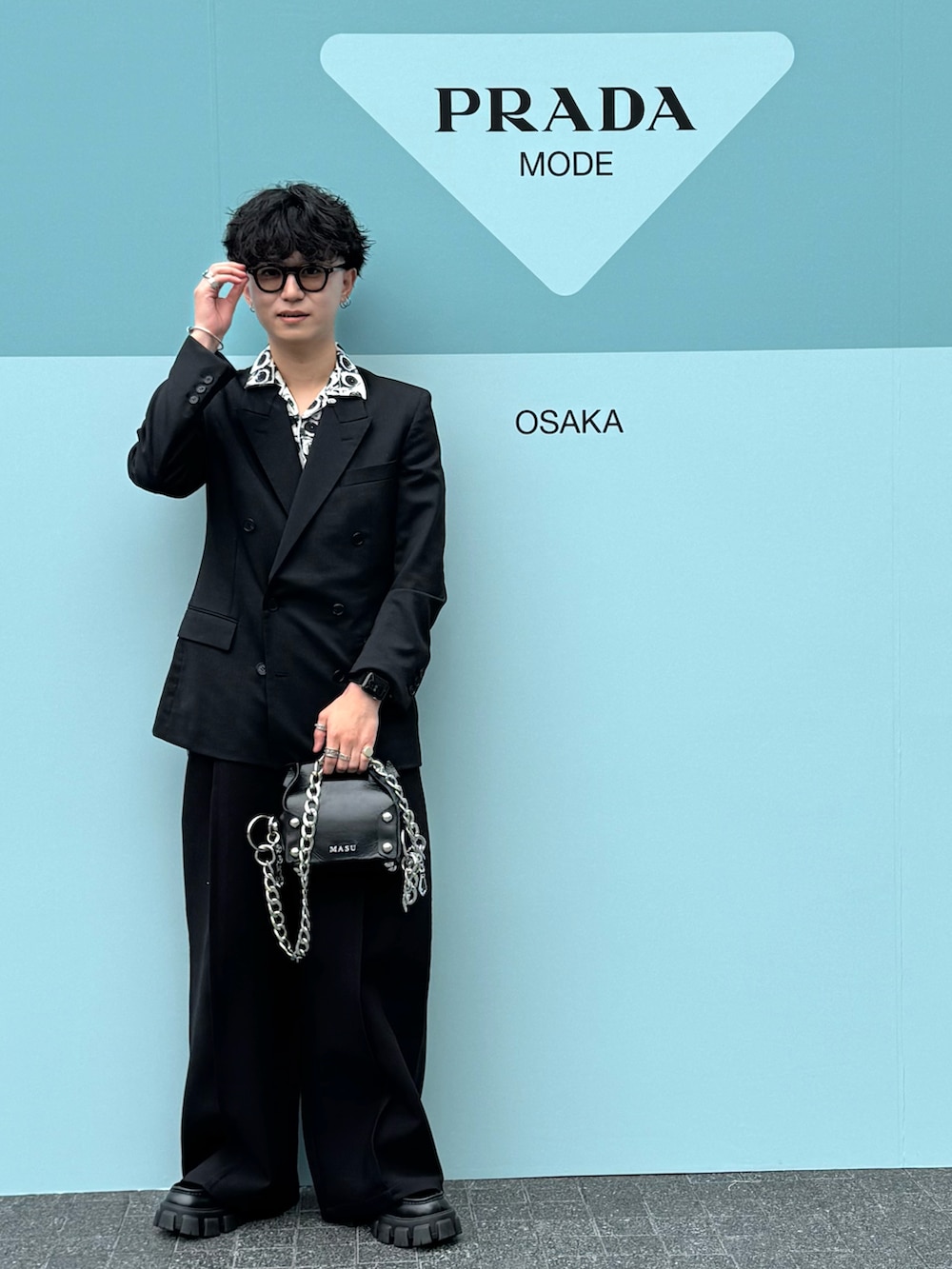 「柄シャツ、レイヤードスタイル、ワイドパンツ、厚底シューズ、ローファー、モード、テーラードジャケット、ショルダーバッグ、サングラス、メガネ男子、シンプル、大人コーデ、オールブラック、セットアップ、ブラック」｜「Fax Copy Expressのアイテム（スラックス、ブラック系）」を使った、kskさん（メンズ・170cm）の夏コーディネートの2枚目の写真