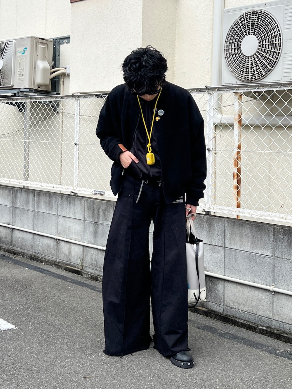 ブラック系のブルゾン、ブラック系のジャージ、ブラック系のスウェットパンツを着用したメンズの春コーディネートの4枚目の写真