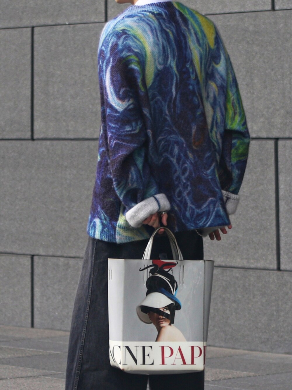 ブルー系のニット/セーター、ホワイト系のバッグ、ブラック系のローファーを着用したメンズの春コーディネートの5枚目の写真