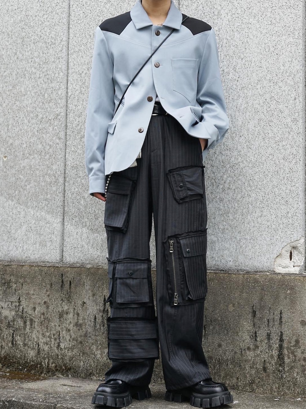 「パステルカラー、カーゴパンツ、ローファー、春服、モード、ストリート、低身長コーデ、古着MIX、メガネ男子、きれいめカジュアル、モードストリート、春ファッション、ワイドパンツ、春アウター、シャツジャケット」｜「KIKO KOSTADINOVのアイテム（ジャケット/アウター、ブルー系）」を使った、kskさん（メンズ・170cm）の春コーディネートの2枚目の写真