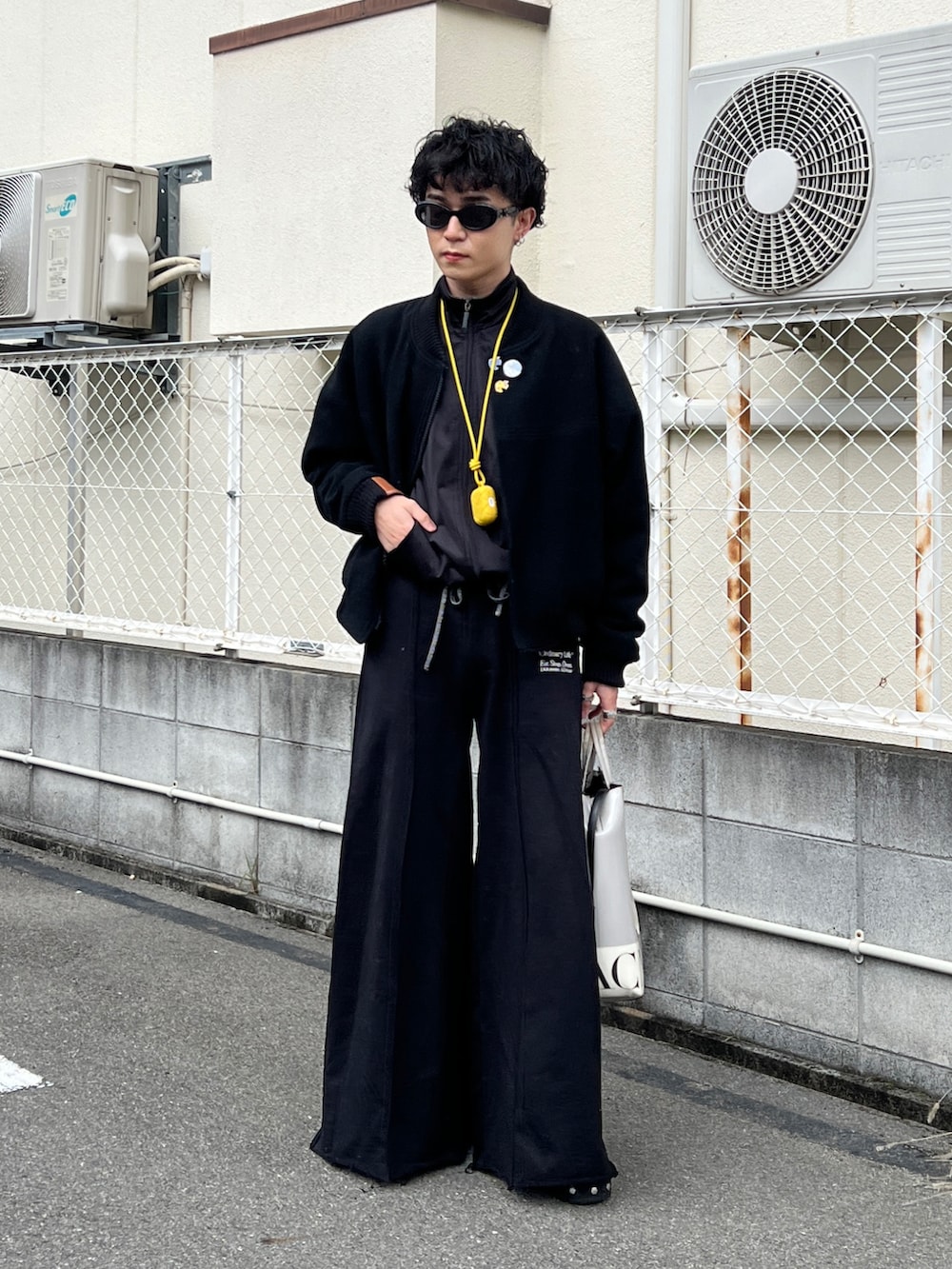 ブラック系のブルゾン、ブラック系のジャージ、ブラック系のスウェットパンツを着用したメンズの春コーディネートの2枚目の写真