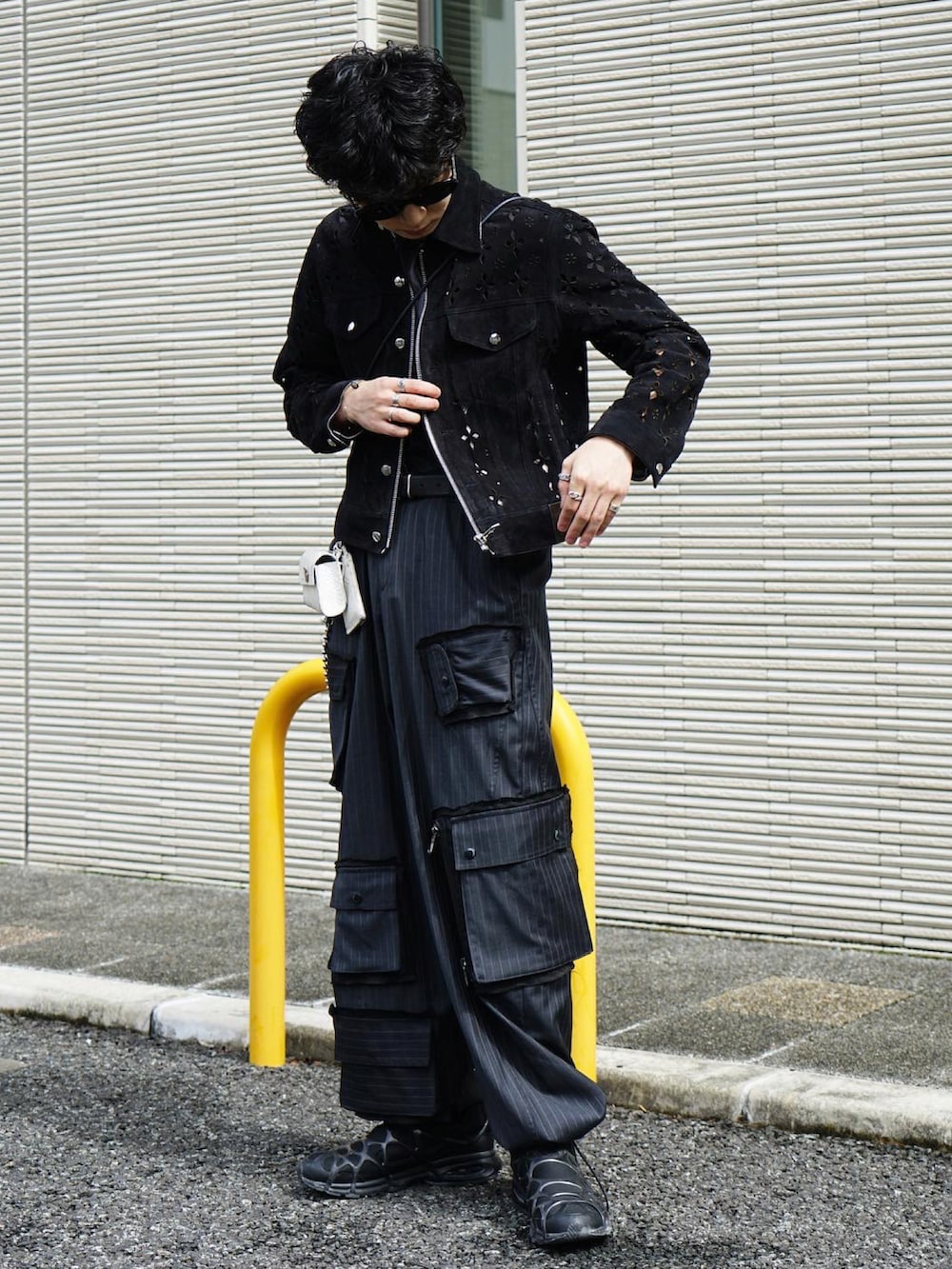 「レザージャケット、モード、ストリート、カーゴパンツ、モノトーン、古着MIX、春服、スニーカー、サングラス、メガネ男子、レイヤードスタイル、低身長コーデ、タックイン、ワイドパンツ、春のNewスタイル」｜「MASUのDIAMOND-CUT LEATHER JACKET（その他アウター、ブラック系）」を使った、kskさん（メンズ・170cm）の春コーディネートの4枚目の写真