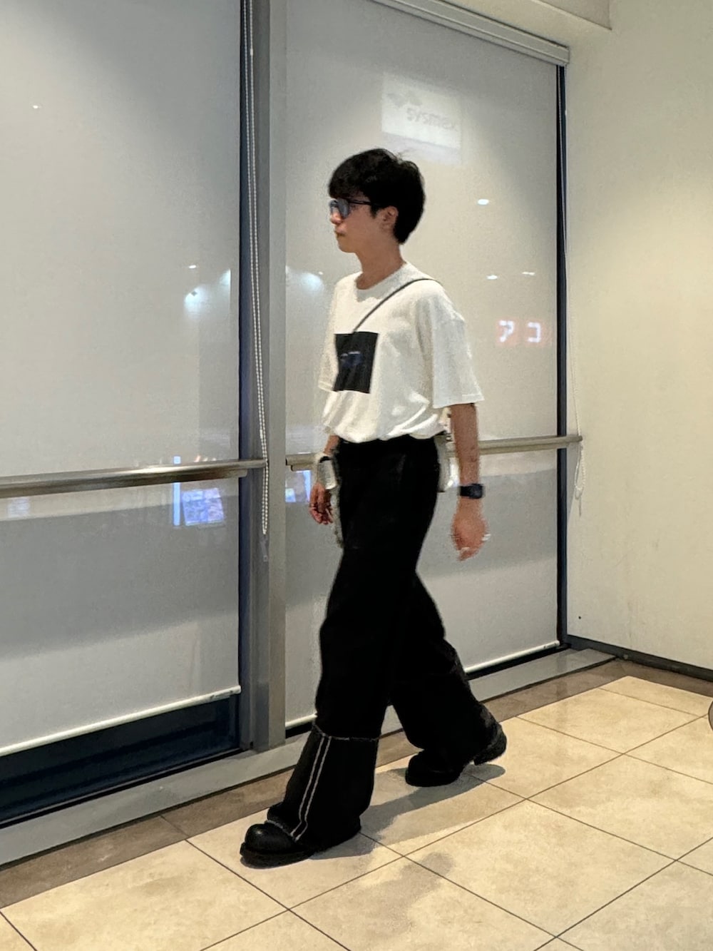 ホワイト系のTシャツ/カットソー、ブラック系のデニムパンツ、ブラック系のシューズを着用したメンズの夏コーディネートの2枚目の写真