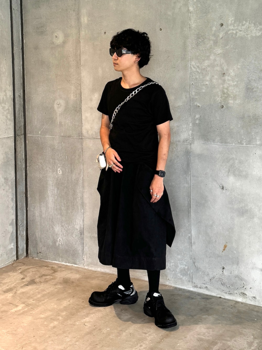 ブラック系のTシャツ/カットソー、ブラック系のショルダーバッグ、ブラック系のパンツを着用したメンズの夏コーディネートの2枚目の写真