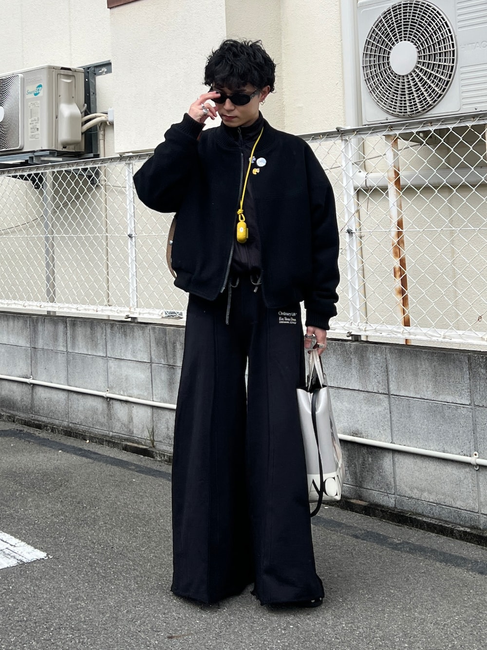 ブラック系のブルゾン、ブラック系のジャージ、ブラック系のスウェットパンツを着用したメンズの春コーディネートの3枚目の写真