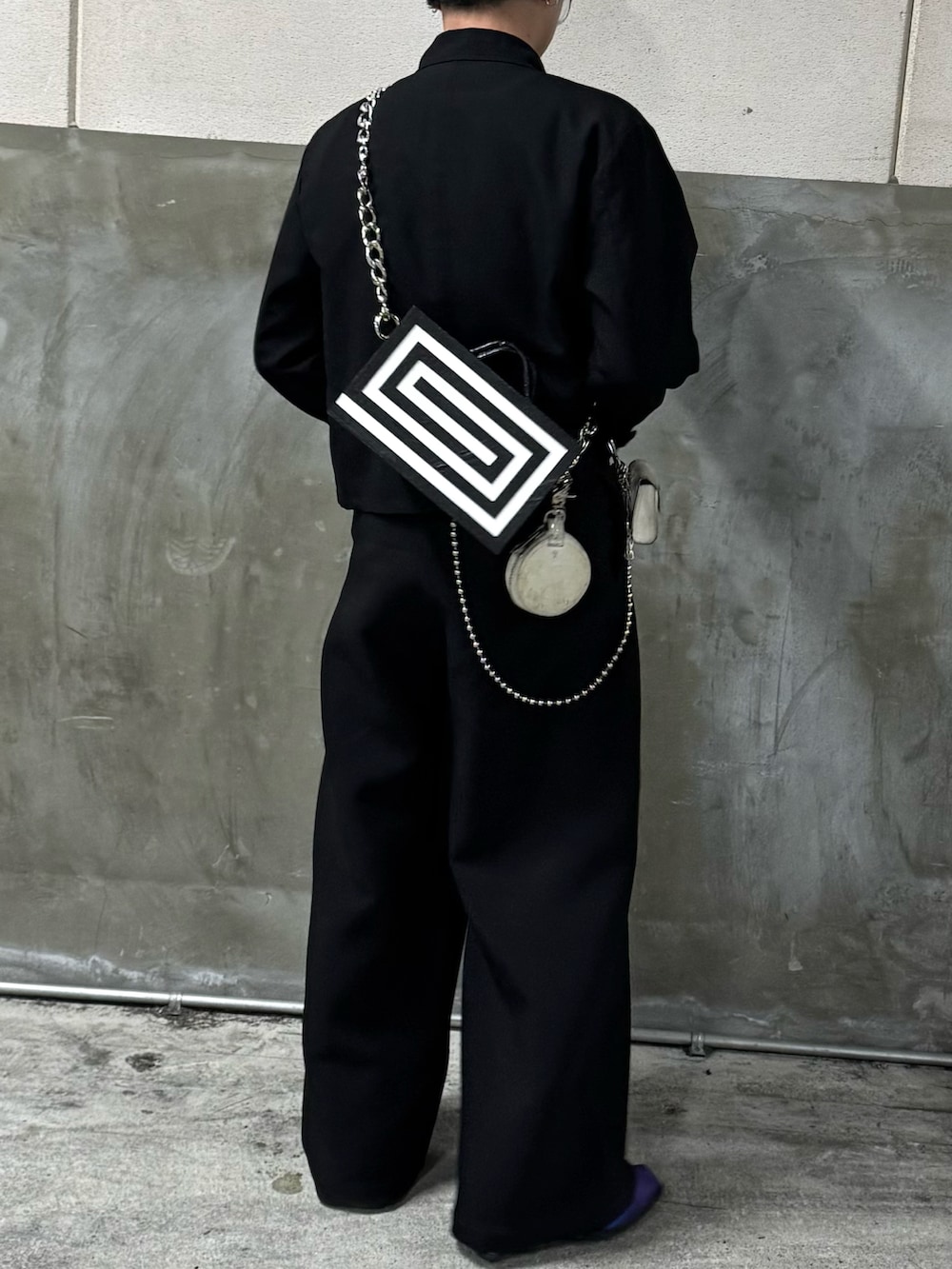 ブラック系のジャケット/アウター、ブルー系のシャツ/ブラウス、ブラック系のスラックスを着用したメンズの春コーディネートの3枚目の写真