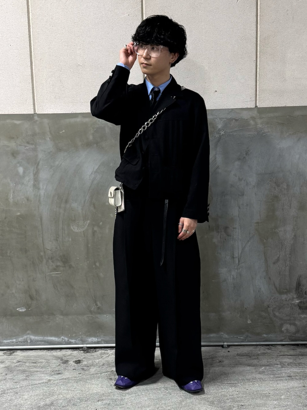 ブラック系のジャケット/アウター、ブルー系のシャツ/ブラウス、ブラック系のスラックスを着用したメンズの春コーディネートの2枚目の写真