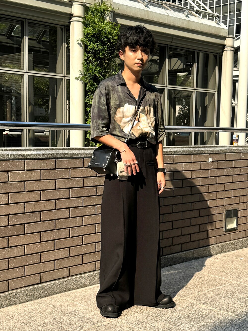 グリーン系のシャツ/ブラウス、ブラック系のスラックス、ブラック系のシューズを着用したメンズの秋コーディネートの2枚目の写真