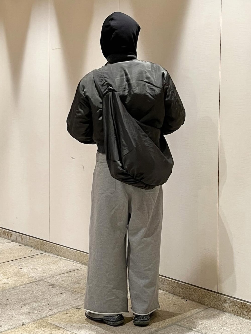 グレー系のMA-1、グレー系のスウェットパンツ、グレー系のブーツを着用したメンズの春コーディネートの5枚目の写真