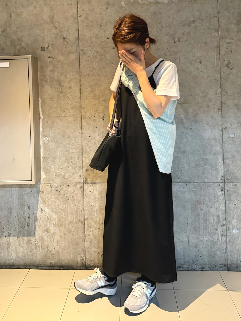 グレー系のスニーカー、ブラック系のワンピース、グリーン系のシャツ/ブラウスを着用したレディースの夏コーディネートの2枚目の写真