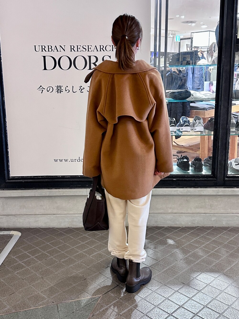 ブラウン系のブーツ、ブラウン系のトートバッグ、ベージュ系のニット/セーターを着用したレディースの秋コーディネートの3枚目の写真