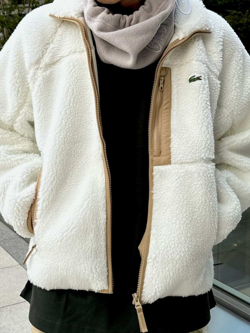 ホワイト系のブルゾン、ベージュ系のスウェットパンツ、グリーン系のスニーカーを着用したメンズの冬コーディネートの4枚目の写真