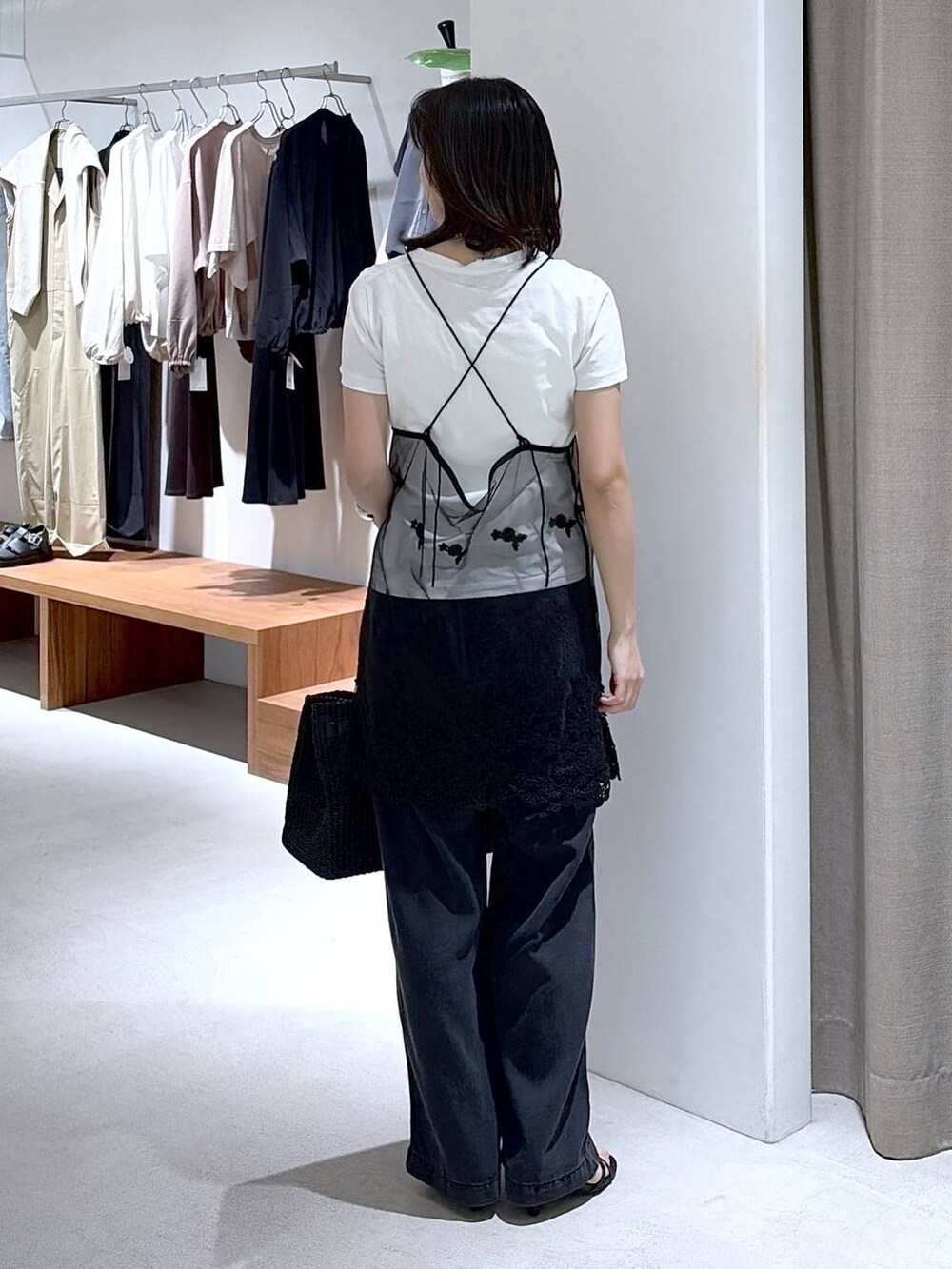 グレー系のデニムパンツ、ブラック系のサンダル、ブラック系のキャミソールを着用したレディースの春コーディネートの3枚目の写真