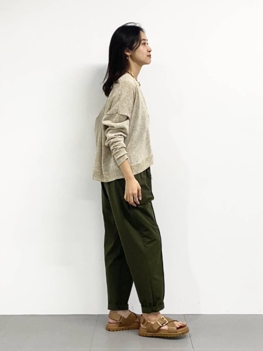 イエロー系のサンダル、グリーン系のその他パンツ、ベージュ系のカーディガン/ボレロを着用したレディースの春コーディネートの5枚目の写真