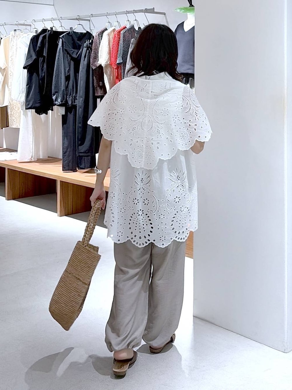 ホワイト系のシャツ/ブラウス、ベージュ系のその他パンツ、ブラウン系のサンダルを着用したレディースの夏コーディネートの4枚目の写真