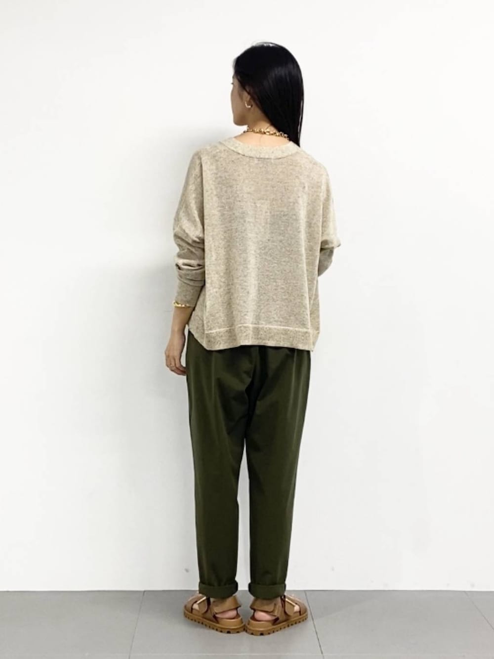 イエロー系のサンダル、グリーン系のその他パンツ、ベージュ系のカーディガン/ボレロを着用したレディースの春コーディネートの4枚目の写真