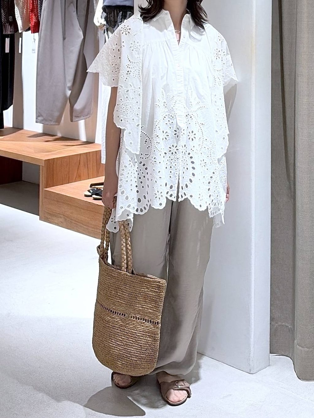 ホワイト系のシャツ/ブラウス、ベージュ系のその他パンツ、ブラウン系のサンダルを着用したレディースの夏コーディネートの3枚目の写真