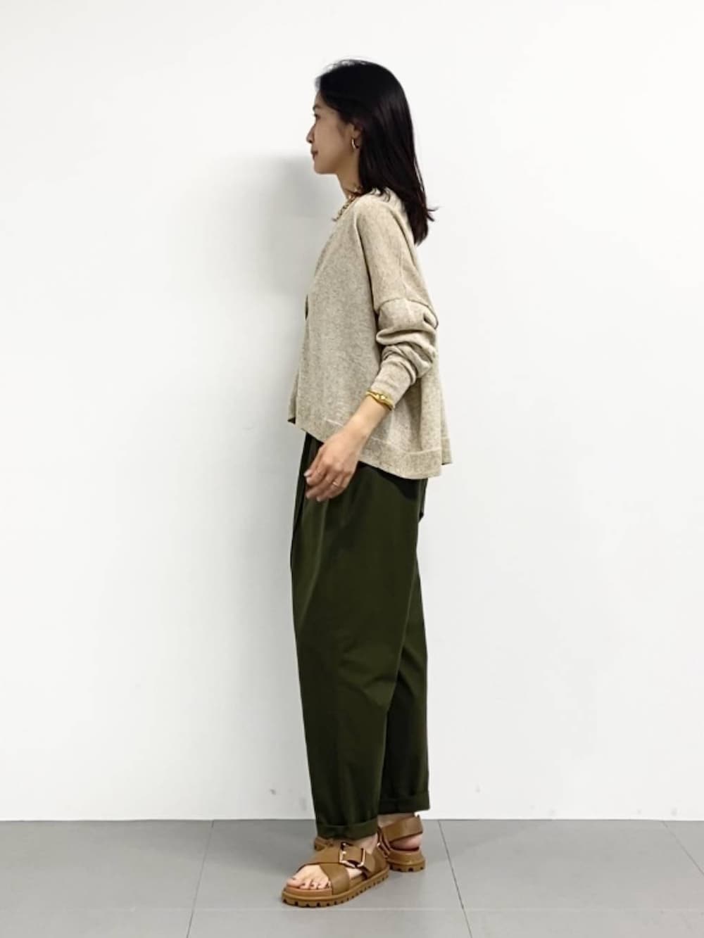 イエロー系のサンダル、グリーン系のその他パンツ、ベージュ系のカーディガン/ボレロを着用したレディースの春コーディネートの3枚目の写真