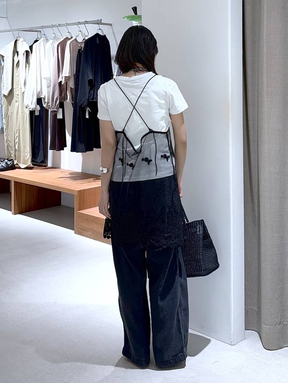 グレー系のデニムパンツ、ブラック系のサンダル、ブラック系のキャミソールを着用したレディースの春コーディネートの4枚目の写真