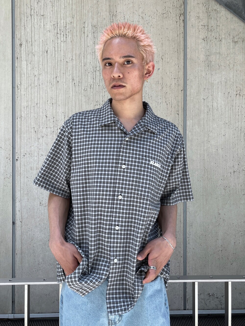 グリーン系のシャツ/ブラウス、ブルー系のデニムパンツを着用したメンズの夏コーディネートの5枚目の写真