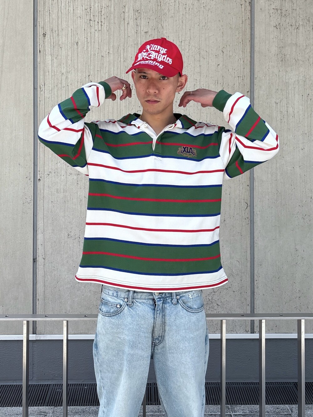 ホワイト系のTシャツ/カットソー、ブラック系のデニムパンツ、レッド系のキャップを着用したメンズの秋コーディネートの6枚目の写真