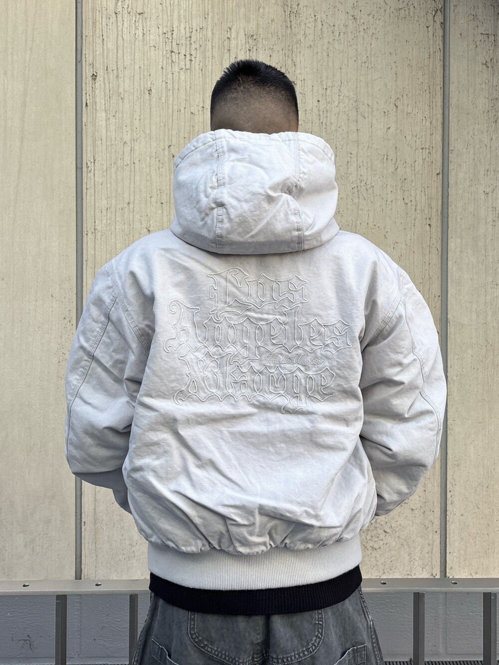 その他のブルゾン、グレー系のその他パンツを着用したメンズの冬コーディネートの5枚目の写真