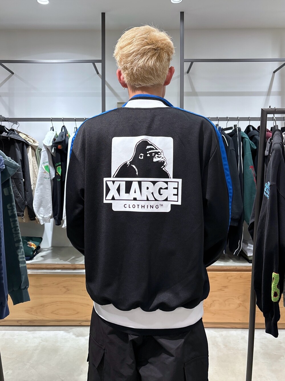 ブラック系のブルゾン、ブラック系のカーゴパンツ、ブラック系のTシャツ/カットソーを着用したメンズの冬コーディネートの9枚目の写真