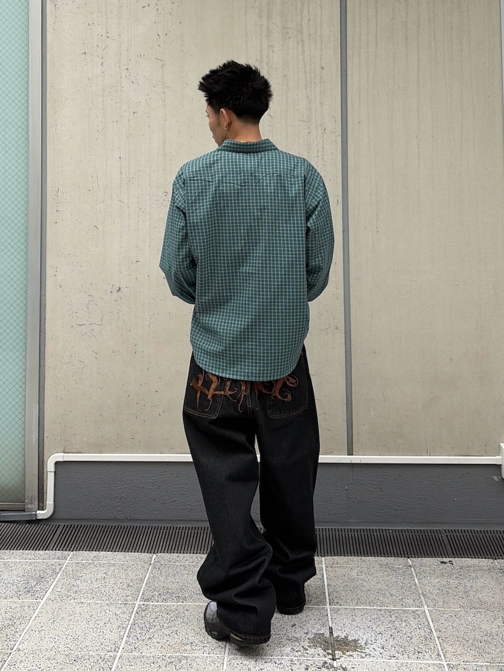 グリーン系のシャツ/ブラウス、ブラック系のデニムパンツを着用したメンズの春コーディネートの3枚目の写真