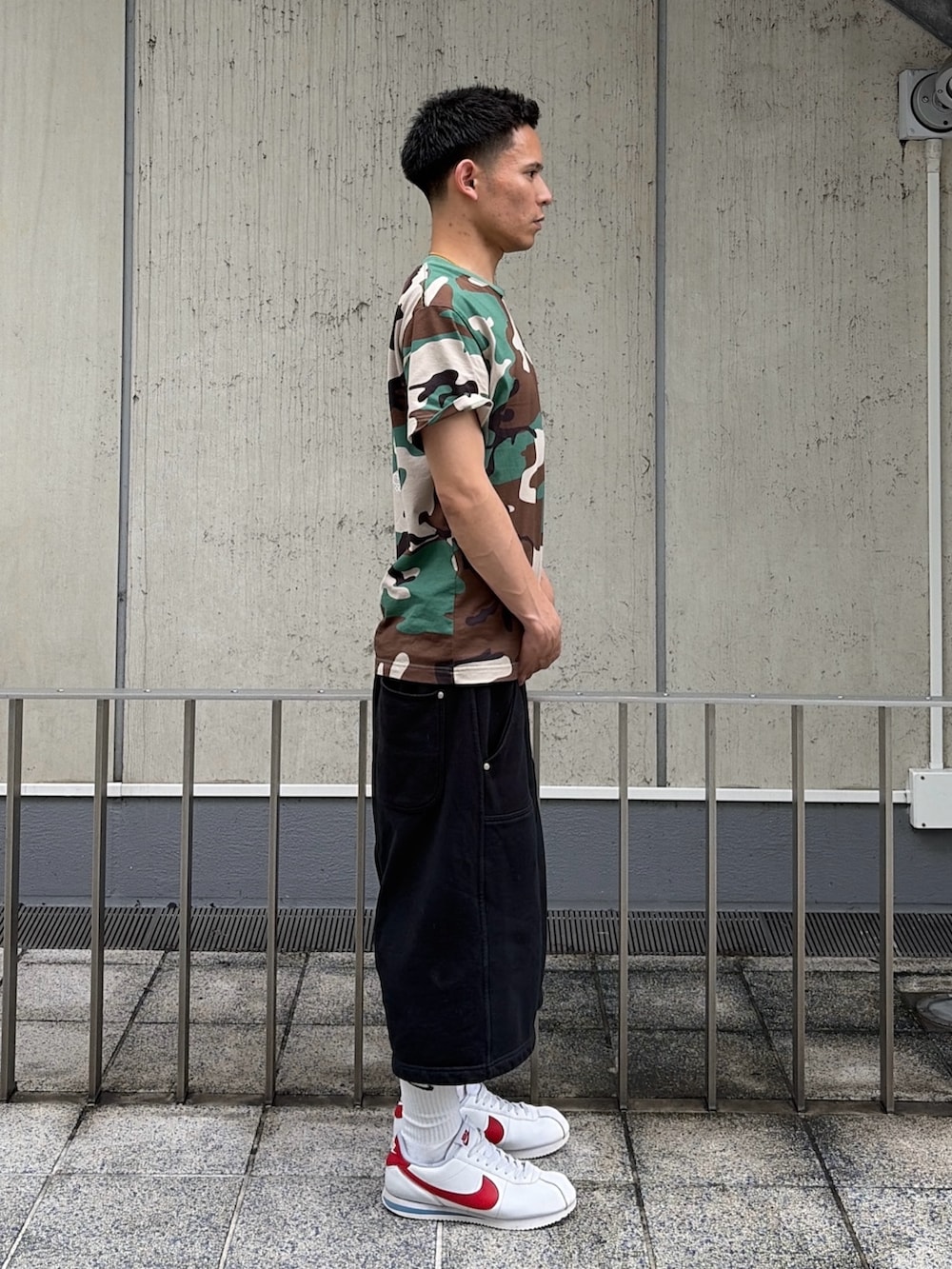 その他のTシャツ/カットソー、グレー系のスウェットパンツを着用したメンズの夏コーディネートの3枚目の写真