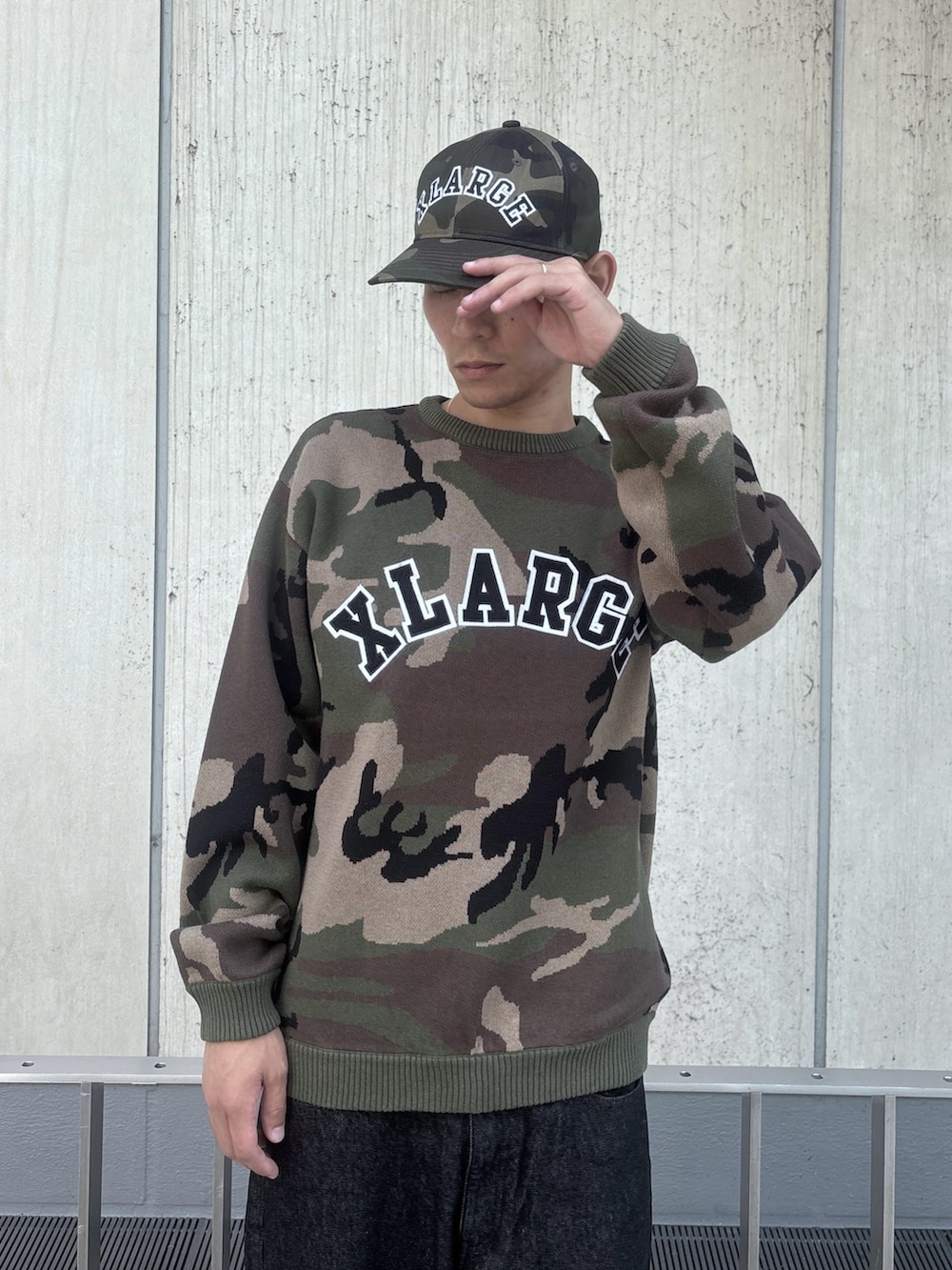 ブラック系のデニムパンツ、その他のニット/セーター、その他のキャップを着用したメンズの秋コーディネートの8枚目の写真