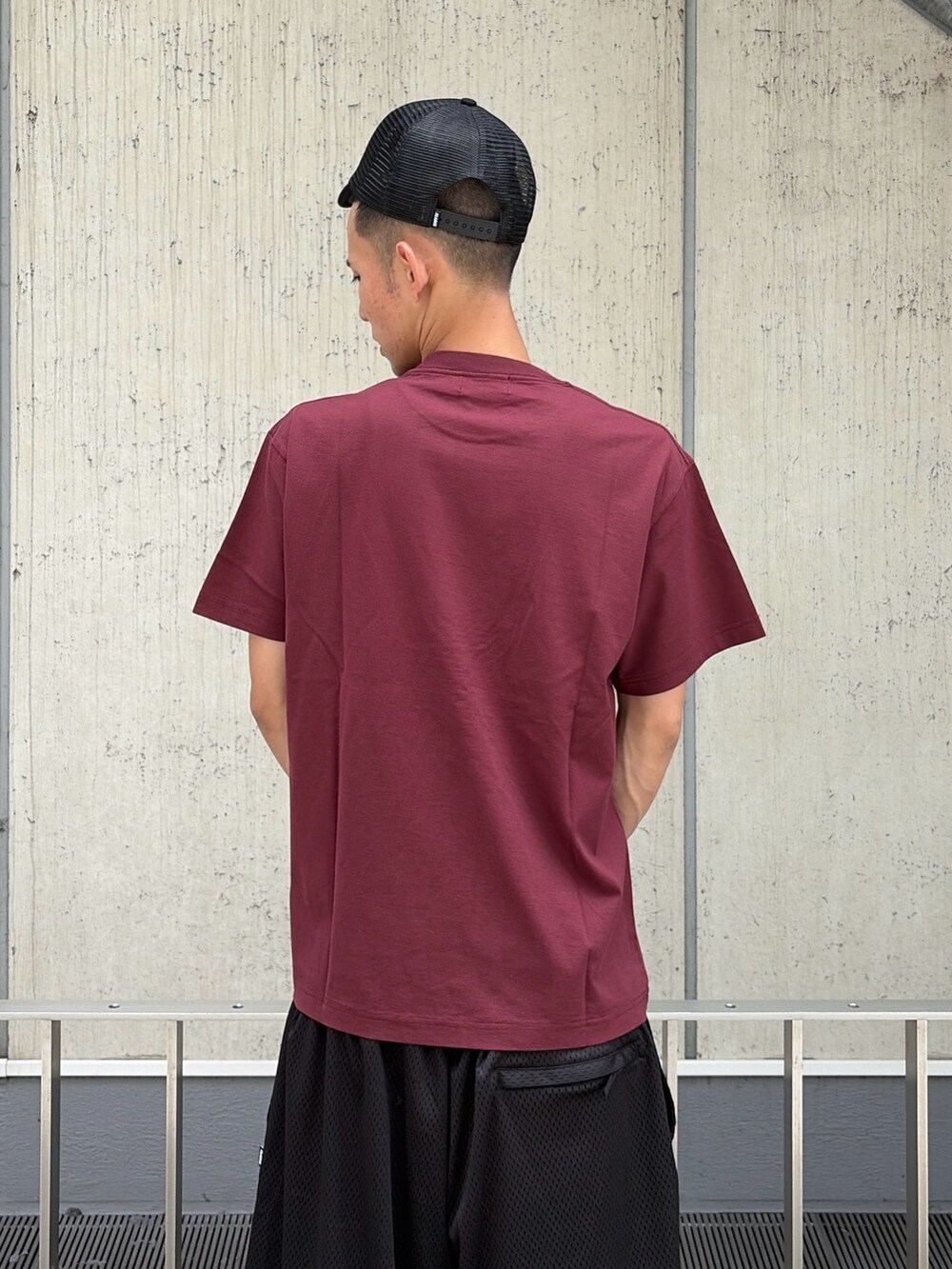 レッド系のTシャツ/カットソー、ブラック系のその他パンツ、ブラック系のキャップを着用したメンズの夏コーディネートの8枚目の写真