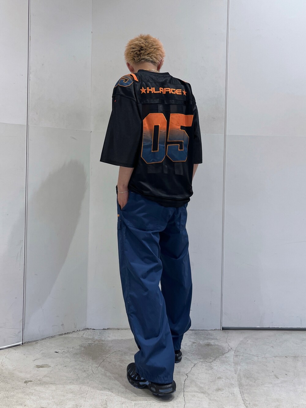 ブラック系のその他パンツ、ブラック系のシャツ/ブラウスを着用したメンズの夏コーディネートの3枚目の写真