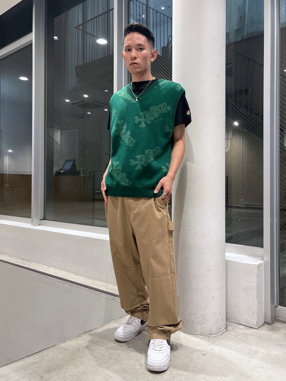 ブラック系のブルゾン、グレー系のその他パンツを着用したメンズの秋コーディネートの3枚目の写真