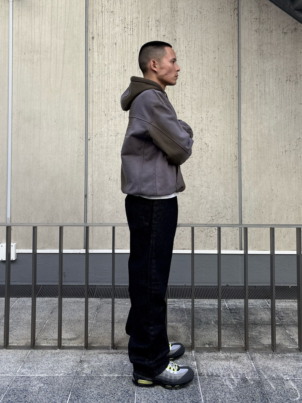 ブラック系のパーカー、ブラック系のデニムパンツを着用したメンズの冬コーディネートの3枚目の写真