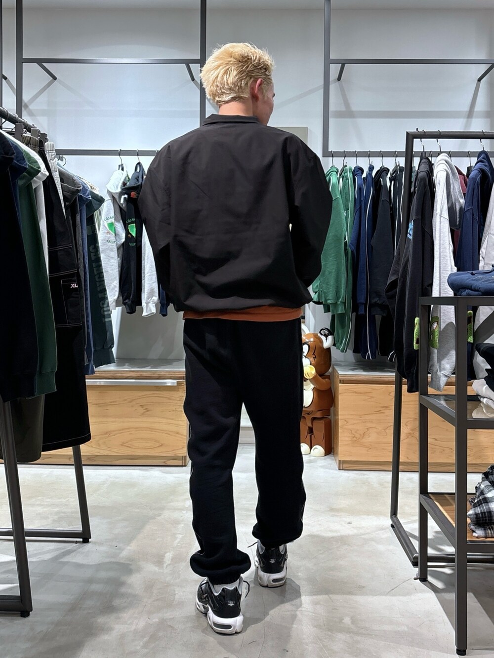 ブラック系のスウェットパンツ、ブラック系のブルゾンを着用したメンズの冬コーディネートの5枚目の写真