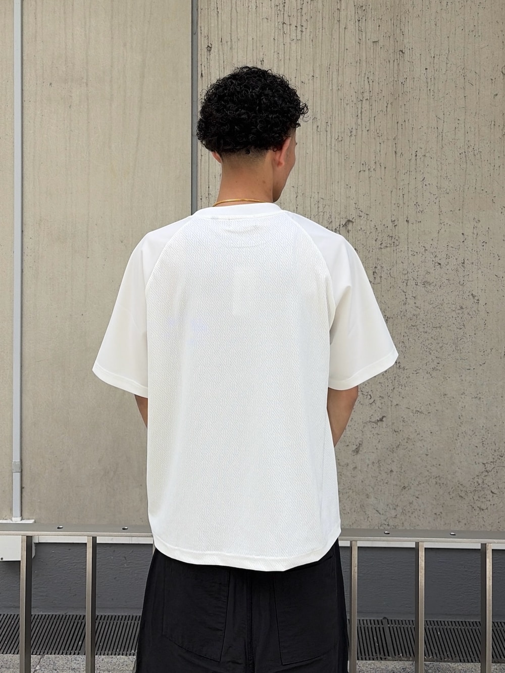 ホワイト系のTシャツ/カットソー、ブラック系のその他パンツを着用したメンズの春コーディネートの6枚目の写真