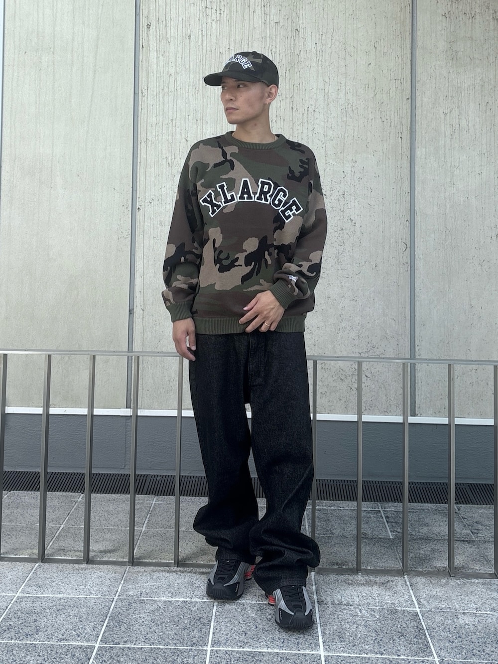 ブラック系のデニムパンツ、その他のニット/セーター、その他のキャップを着用したメンズの秋コーディネートの2枚目の写真