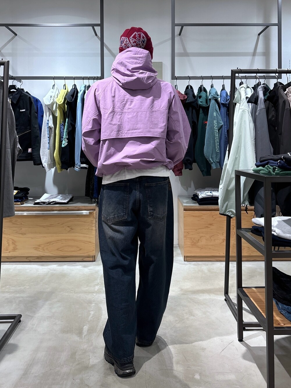 パープル系のブルゾン、ブルー系のデニムパンツ、ブルー系のニットキャップ/ビーニーを着用したメンズの春コーディネートの4枚目の写真