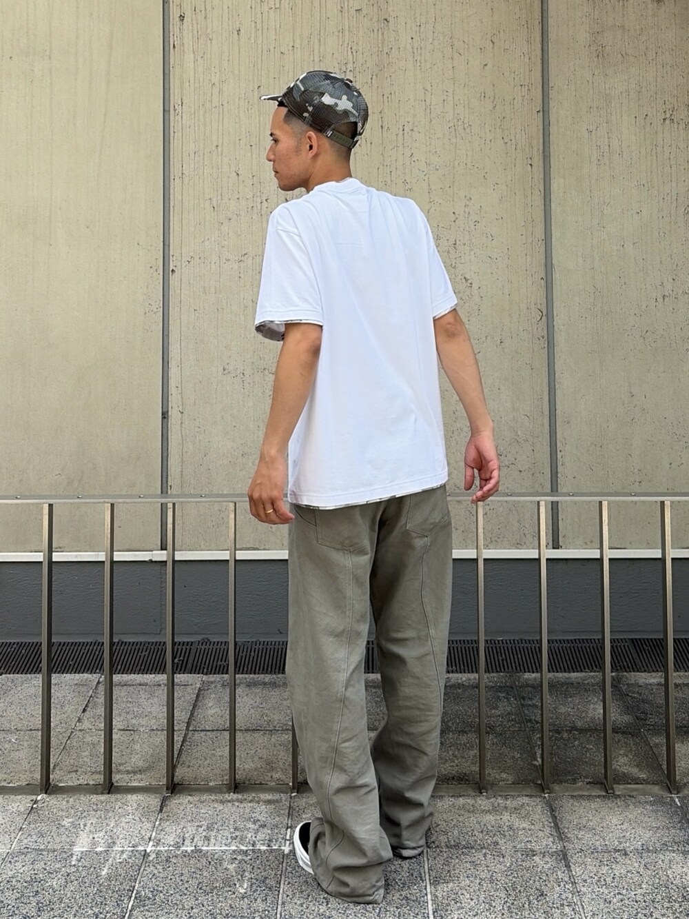 ブラック系のTシャツ/カットソー、グレー系のその他パンツ、その他のキャップを着用したメンズの夏コーディネートの3枚目の写真