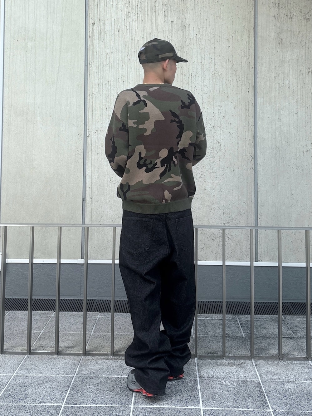 ブラック系のデニムパンツ、その他のニット/セーター、その他のキャップを着用したメンズの秋コーディネートの6枚目の写真