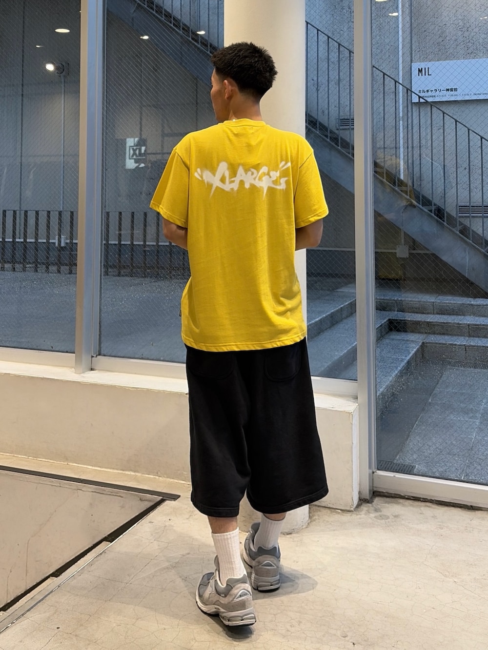 イエロー系のTシャツ/カットソー、グレー系のスウェットパンツを着用したメンズの夏コーディネートの5枚目の写真