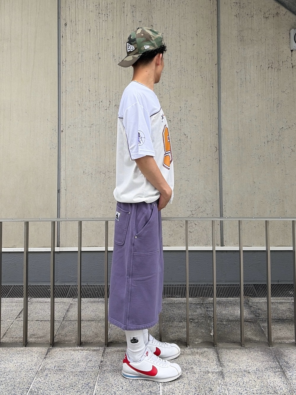ホワイト系のTシャツ/カットソー、グレー系のスウェットパンツ、その他のキャップを着用したメンズの夏コーディネートの3枚目の写真