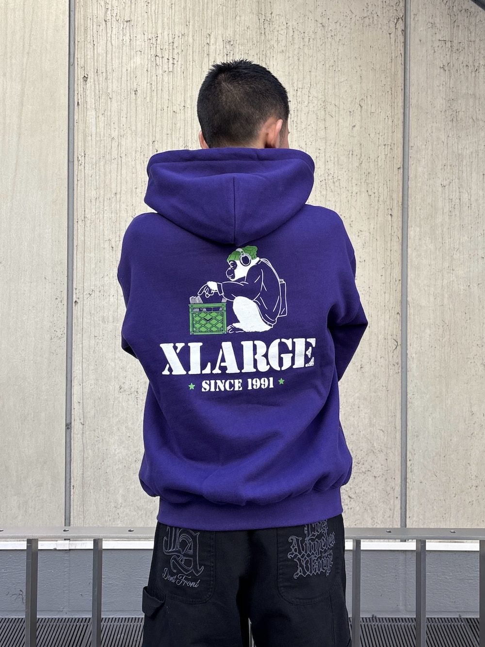 パープル系のパーカー、ブラック系のその他パンツを着用したメンズの冬コーディネートの7枚目の写真